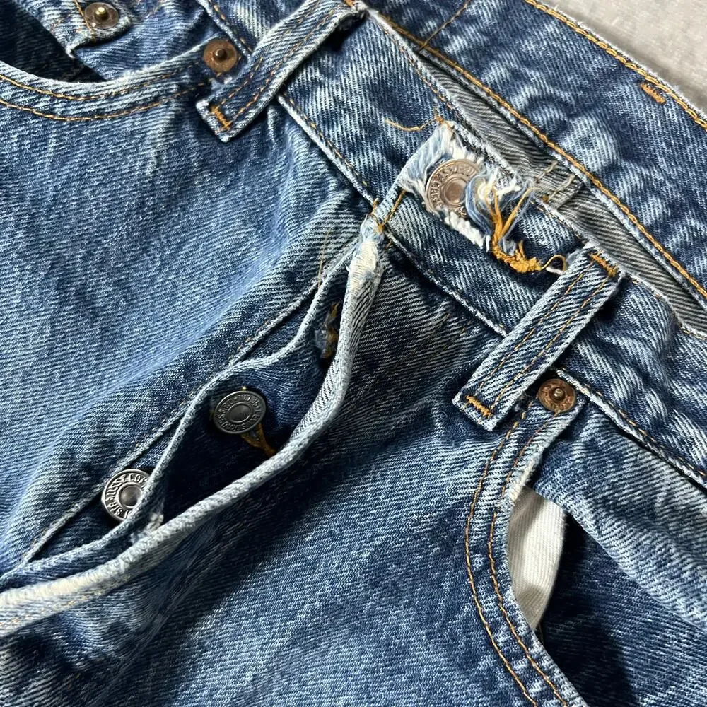 Levis waist 32